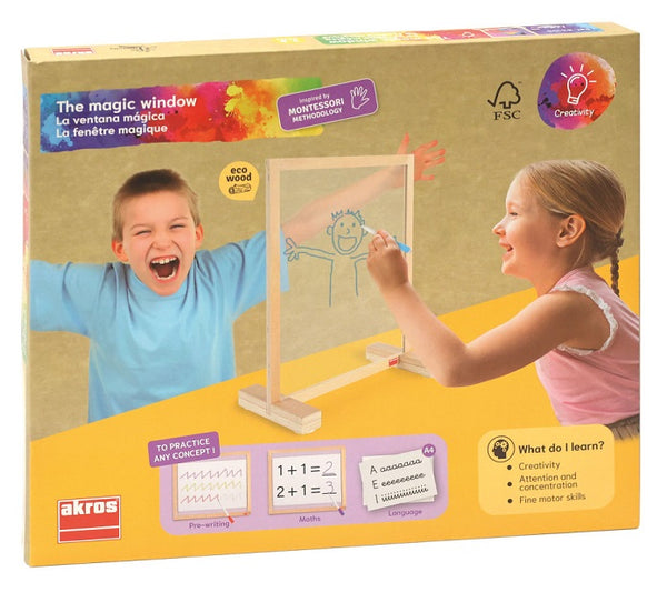 Caixa da Janela Mágica Montessori da Akros, com duas crianças a desenhar num quadro transparente com estrutura de madeira.