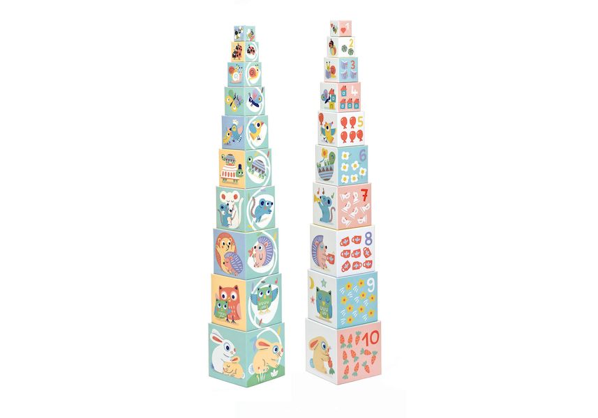 Foto original das torres: “Duas vistas dos cubos de empilhar BabyBloki Djeco, com animais, números e ilustrações em tons pastel.”
