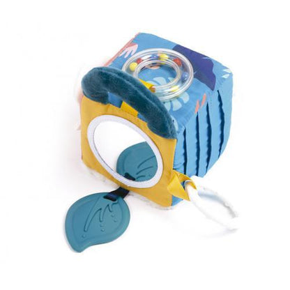 Cubo sensorial LUDI com espelho, tecido azul plissado, folha azul e anel de dentição branco.