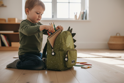 Mochila Média Trixie — Criança a colocar material escolar