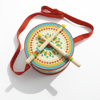 Tambor Djeco AniMambo — Contexto flat lay detalhe ilustrações