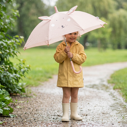 uma criança à chuva com o guarda-chuva infantil Trixie Mrs Rabbit.