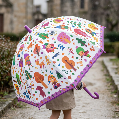 a criança à chuva com o guarda-chuva infantil Djeco Floresta, com cobertura opaca e detalhes roxos.