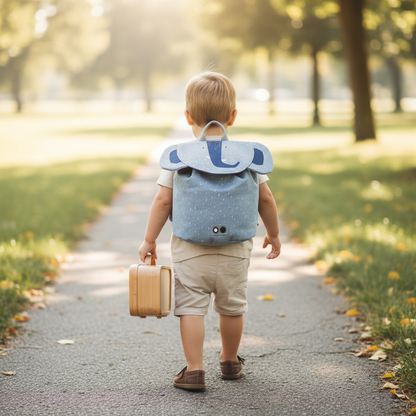 Mochila Mini Elefante — lifestyle criança a caminho da creche