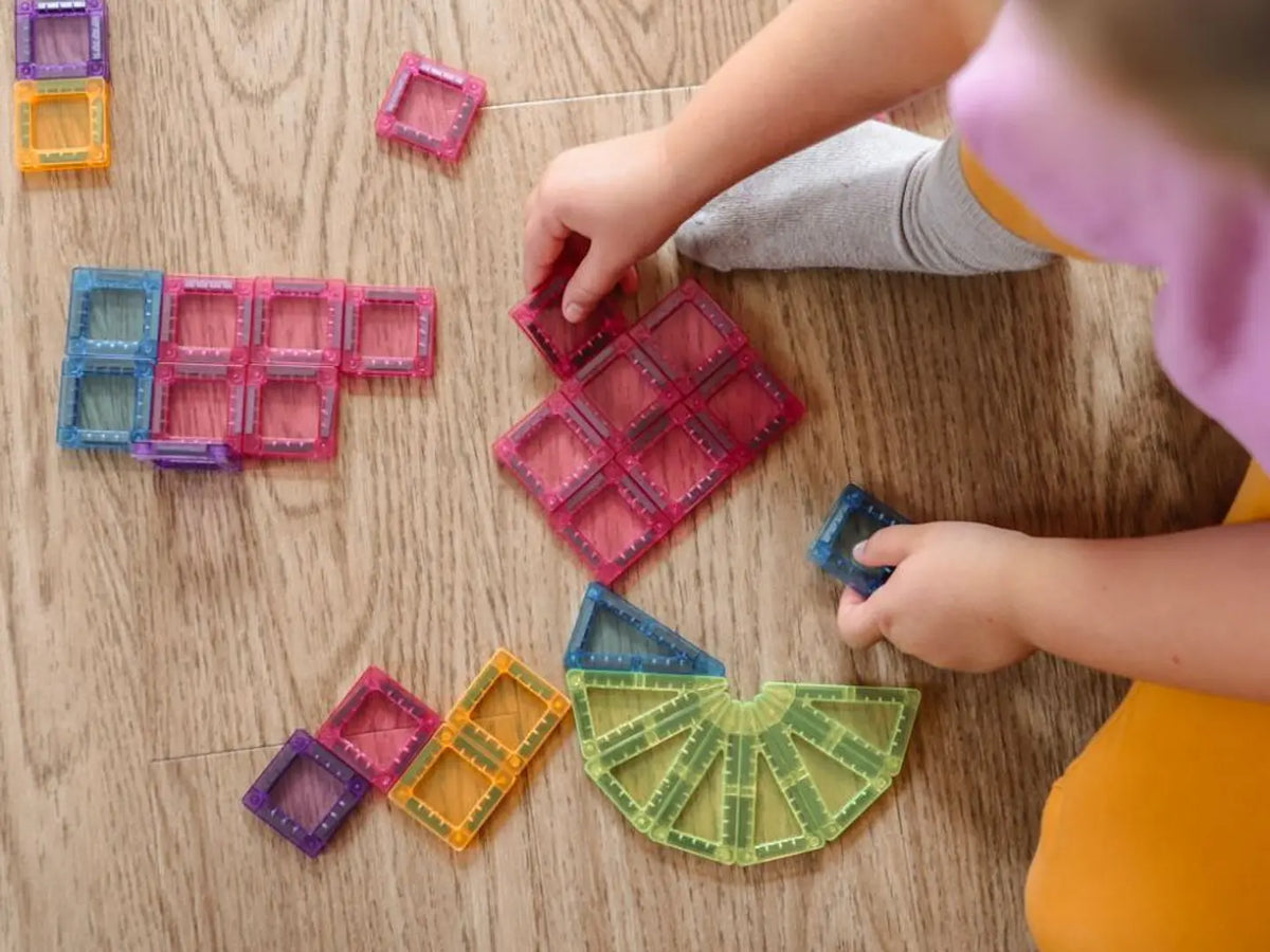 Peças magnéticas eliFIX Travel montadas numa estrutura baixa sobre a mesa.